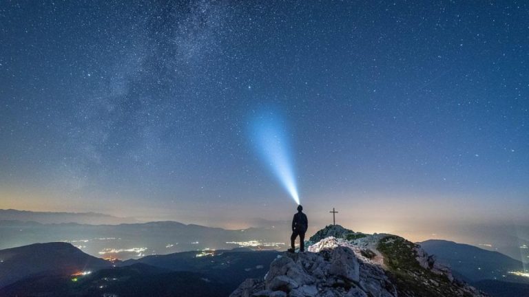 Notte di San Lorenzo, SuperLuna e pianeti: ecco gli eventi astronomici da non perdere ad Agosto