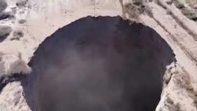 Enorme voragine profonda almeno 200 metri si è improvvisamente aperta in Cile: si indaga sulle cause Enorme voragine profonda almeno 200 metri si è improvvisamente aperta in Cile: si indaga sulle cause