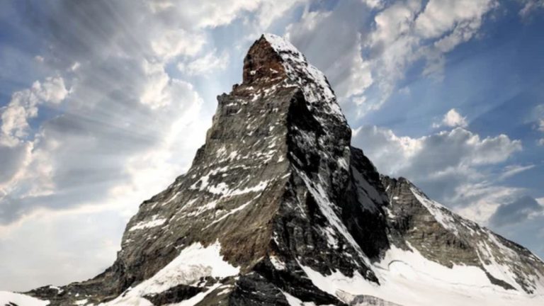 Crolla un pezzo di montagna, paura per un gruppo di alpinisti: ecco cosa è successo e dove