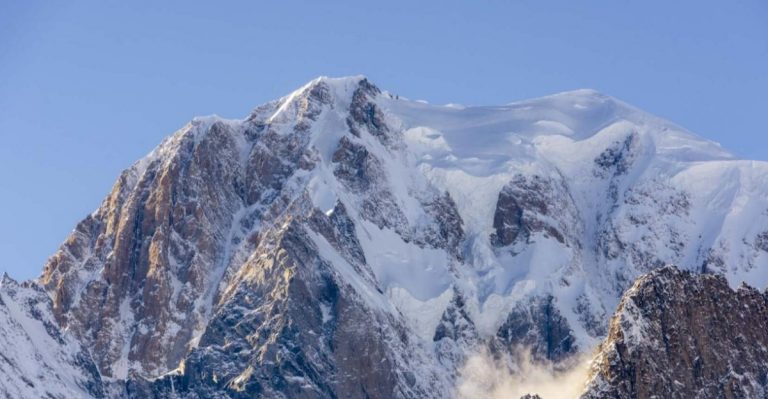 Forte boato e poi il grosso crollo di sassi dalla montagna: paura sul Monte Bianco, il sindaco chiude i rifugi. Firmato il decreto Forte boato e poi il grosso crollo di sassi dalla montagna: paura sul Monte Bianco, il sindaco chiude i rifugi. Firmato il decreto