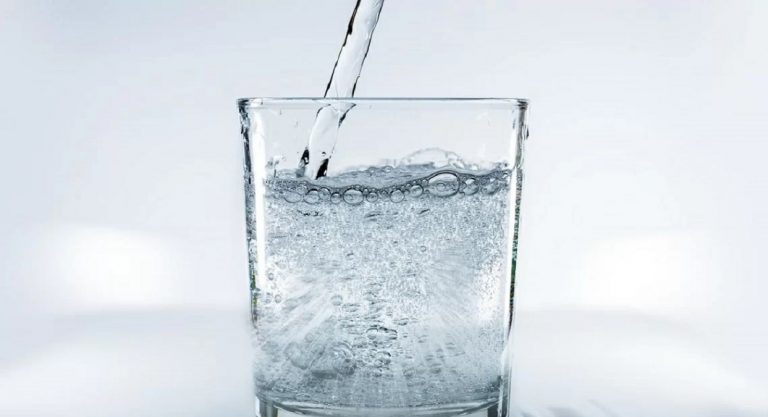 Acqua appena svegli, fa bene o fa male? Ecco la tesi degli esperti