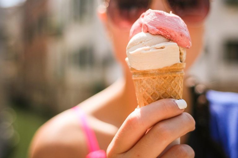 Perché avvertiamo un forte mal di testa quando mangiamo un gelato velocemente? Il motivo