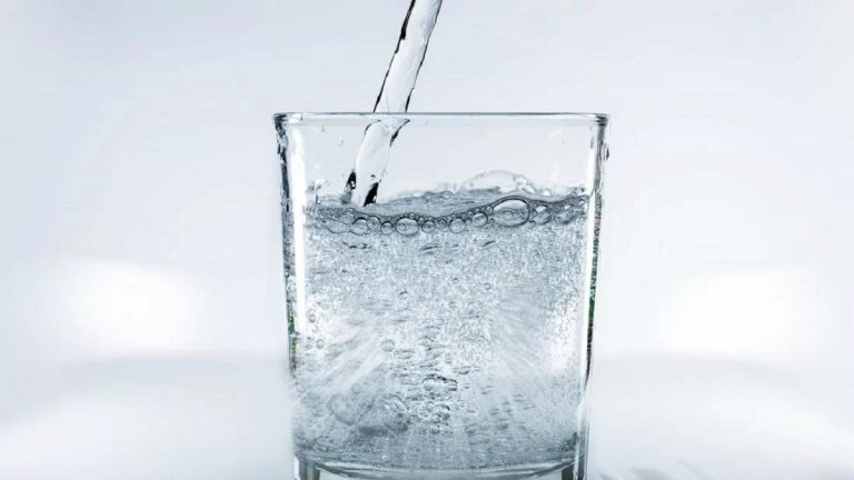 Acqua frizzante, il prof. Matteo Bassetti spiega quali sono i 7 motivi per berla