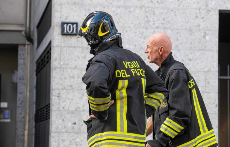 Va in fiamme un appartamento nel genovese, ci sono diverse persone intossicate: sette persone finite in ospedale