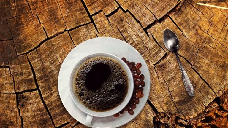 Soffri di ipertensione ma ami il caffè? Ecco quanti ne puoi bere in un giorno