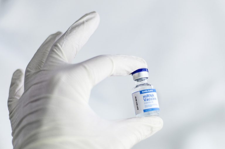 Vaccino anti-Covid, ritirate alcune dosi in Svizzera per la presenza di una strana anomalia: ecco di cosa si tratta Vaccino anti-Covid, ritirate alcune dosi in Svizzera per la presenza di una strana anomalia: ecco di cosa si tratta