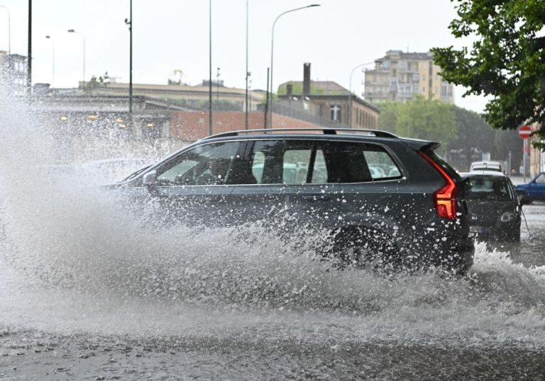 METEO – Violento NUBIFRAGIO colpisce Vieste: allagamenti e automobilisti bloccati dall’acqua. I dettagli