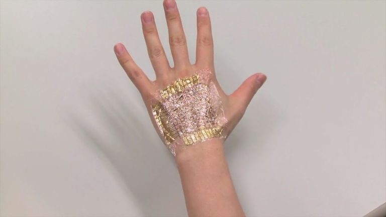 Pelle elettronica, i ricercatori hanno messo a punto un dispositivo in grado di monitorare cuore, sudore e raggi UV. Pelle elettronica, i ricercatori hanno messo a punto un dispositivo in grado di monitorare cuore, sudore e raggi UV.