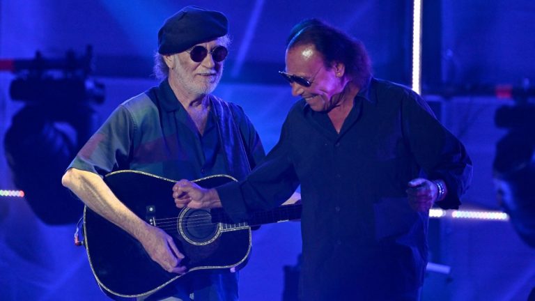 Venditti e De Gregori in concerto a Lecce domenica 21 agosto 2022: scaletta, orario e info Pala Live | Meteo Venditti e De Gregori in concerto a Lecce domenica 21 agosto 2022: scaletta, orario e info Pala Live | Meteo