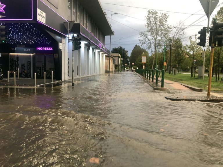 METEO – Violento MALTEMPO con NUBIFRAGIO e forti RAFFICHE di VENTO sferzano Palermo: ALLAGAMENTI e DISAGI