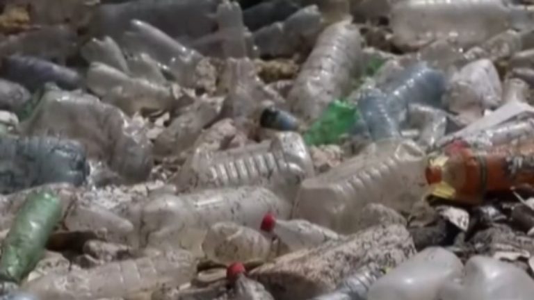 Montagne di plastica invadono il fiume, situazione drammatica in Guatemala Montagne di plastica invadono il fiume, situazione drammatica in Guatemala
