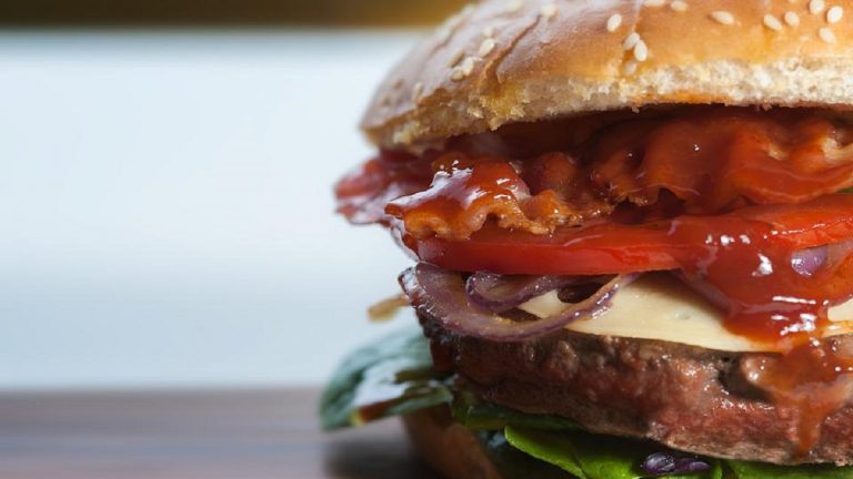 Allerta alimentare, negli hamburger la carne non supera il 50 per cento: ecco come è fatto veramente