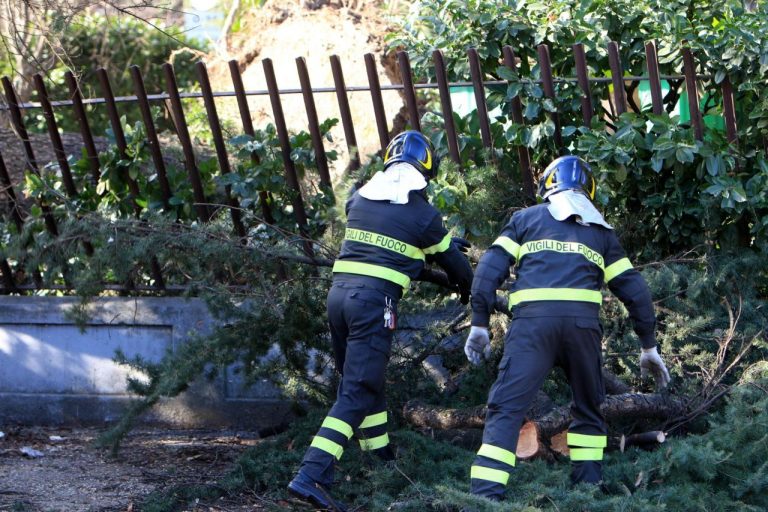 METEO – VENTO IMPETUOSO ha sferzato l’ITALIA con RAFFICHE oltre i 100km/h: 4 feriti a Pescara, i dettagli