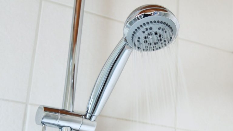 Non si deve fare la doccia tutti i giorni: ecco perché e cosa succede all’organismo Non si deve fare la doccia tutti i giorni: ecco perché e cosa succede all’organismo