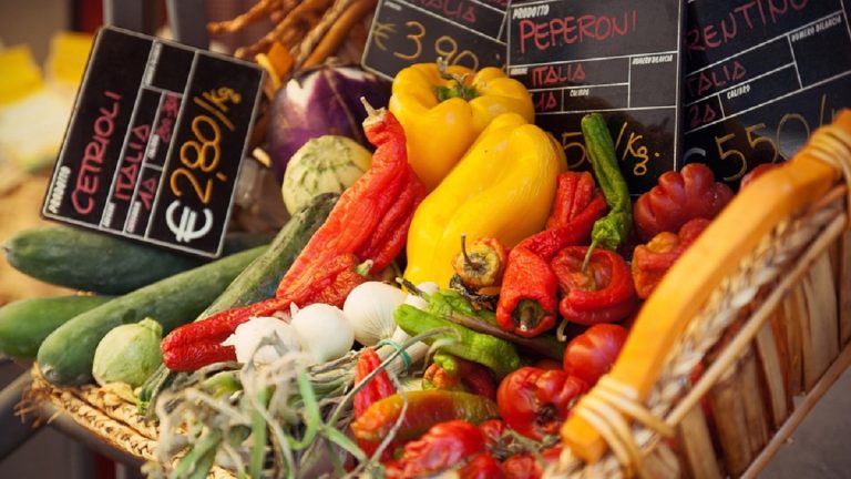 Fruttivendoli infuriati stanno svendendo la frutta per il caro bollette: “Paghiamo 200 euro al giorno per le celle frigorifere” Fruttivendoli infuriati stanno svendendo la frutta per il caro bollette: “Paghiamo 200 euro al giorno per le celle frigorifere”