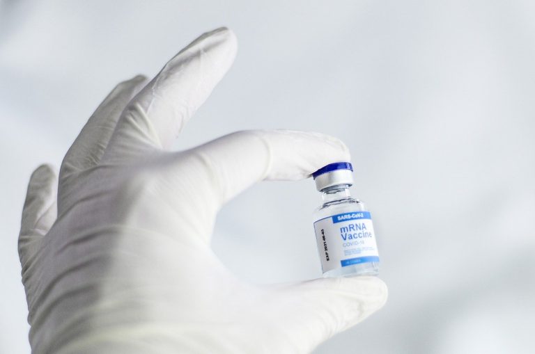Coronavirus, il nuovo vaccino aggiornato contro le varianti è disponibile per tutti gli over 12 in Italia