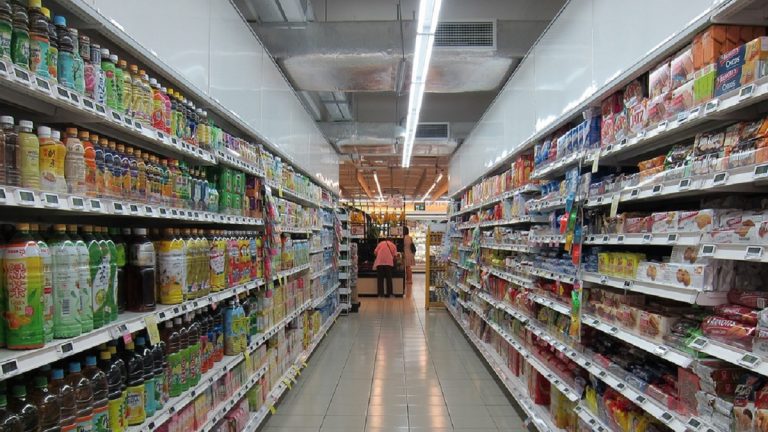Tre morti e 66 persone colpite: allerta nei supermercati per i würstel mangiati crudi. Ecco tutti i dettagli