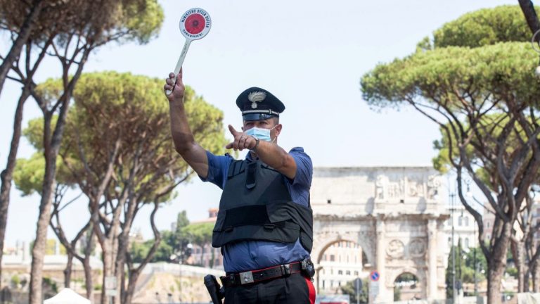 Ritiro o sospensione patente auto, ecco cosa cambia con nuova legge Ue 2024: i casi e le sanzioni