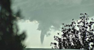 Meteo - Stati Uniti flagellati dal maltempo: tornado e tempesta di sabbia si abbattono in Arizona, diversi black-out e danni
