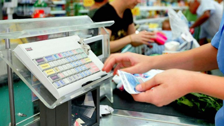 Sciopero supermercati, molti punti vendita rischiano di rimanere chiusi il 25 aprile: ecco il motivo