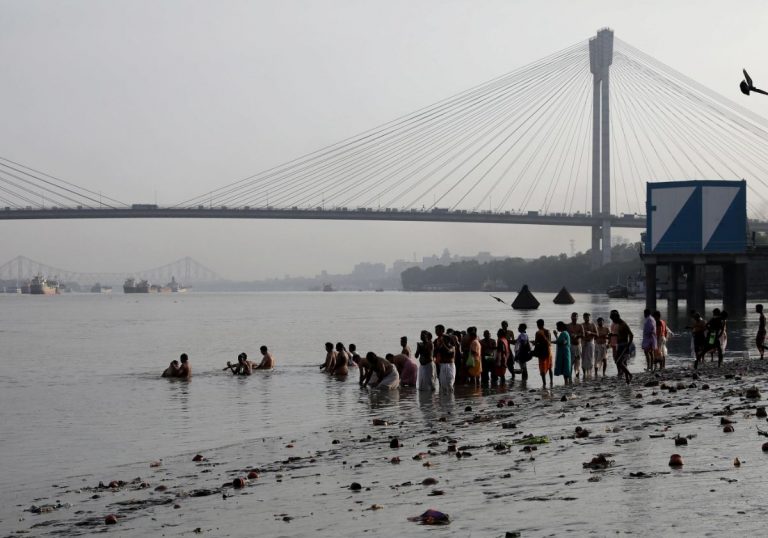 Meteo – Forti piogge mandano in piena il fiume: 21 vittime in India durante le celebrazioni della Dea Kali