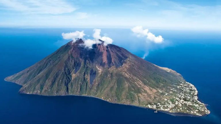 Il vulcano provoca un’onda anomala, mini tsunami vulcanico: ecco cos’è successo allo Stromboli, i dettagli