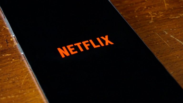 Netflix, arriva l’abbonamento economico ma con pubblicità: ecco da quando e come funziona