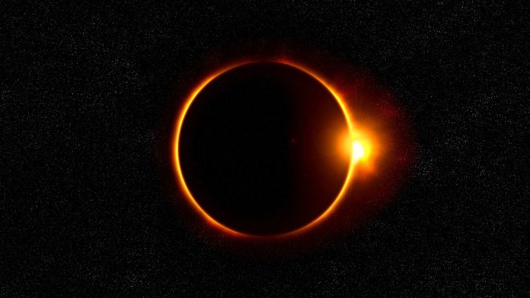 Eclissi parziale di Sole, a breve lo spettacolo nei cieli: ecco quando e come osservarla dall’Italia