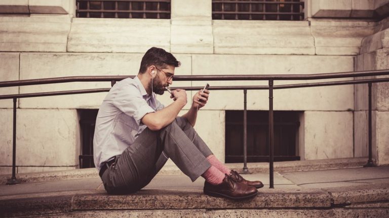 Troppo tempo passato con lo smartphone? Ecco le terribili conseguenze negative Troppo tempo passato con lo smartphone? Ecco le terribili conseguenze negative