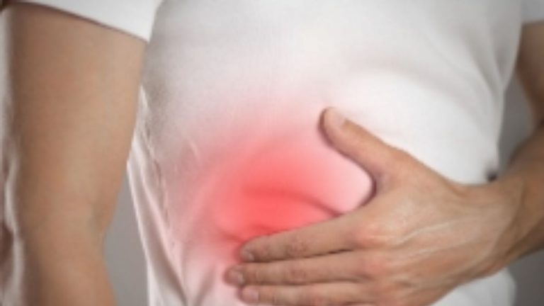 Dolore al fianco destro, sintomi e cause: ecco quando bisogna preoccuparsi Dolore al fianco destro, sintomi e cause: ecco quando bisogna preoccuparsi