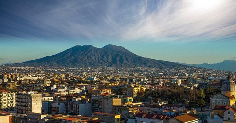 Vesuvio, in arrivo un’eruzione dopo il terremoto? I vulcanologi ammettono «Scossa anomala» Vesuvio, in arrivo un’eruzione dopo il terremoto? I vulcanologi ammettono «Scossa anomala»
