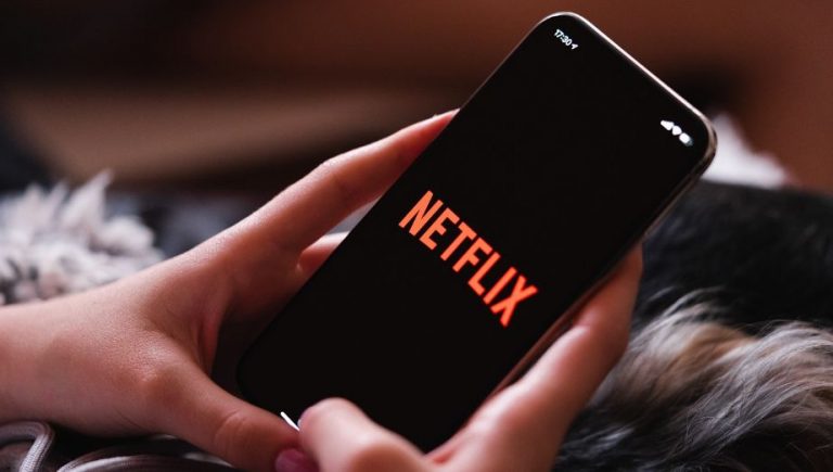Netflix, nuovo aumento dei costi: ecco cosa cambia, addio alla funzione amatissima
