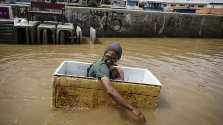Meteo – Maltempo estremo con piogge torrenziali devastano il Venezuela: frane, case crollate, esondazioni provocano 70 morti