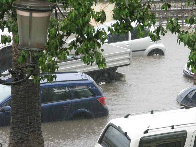 Violento nubifragio in Italia: fiumi di acqua invadono le strade. Ecco dove