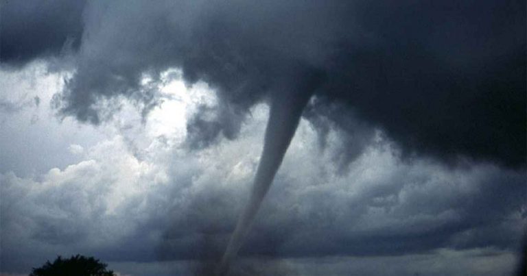 Meteo – Tromba marina impatta sulla terraferma in Toscana: ci sono danni Meteo – Tromba marina impatta sulla terraferma in Toscana: ci sono danni
