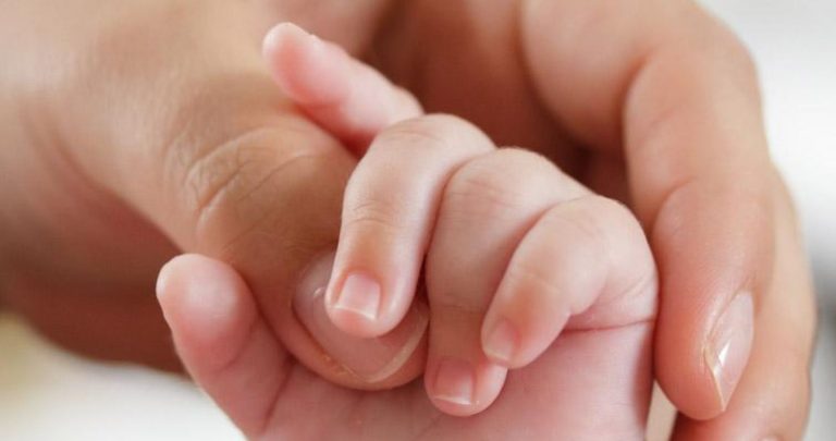 È il primo caso al mondo: neonata nasce con otto embrioni nello stomaco. Ecco cosa è successo e dove