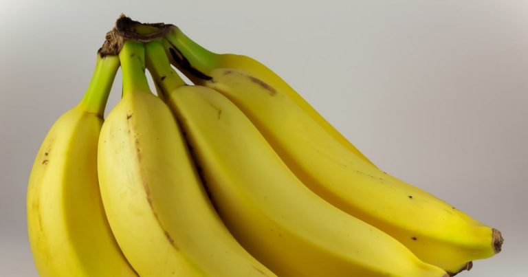 Banane, ecco chi deve fare attenzione a mangiarle e quali sono i benefici