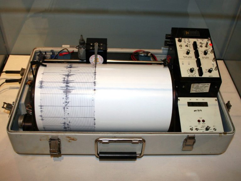 Forte terremoto provoca almeno 162 morti e 700 feriti a Giava, in Indonesia: persone intrappolate tra le macerie Forte terremoto provoca almeno 162 morti e 700 feriti a Giava, in Indonesia: persone intrappolate tra le macerie