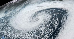 Meteo - Il passaggio dell'Uragano Nicole mette in ginocchio la Florida: 4 morti, black-out per quasi 350mila utenze e danni ingenti
