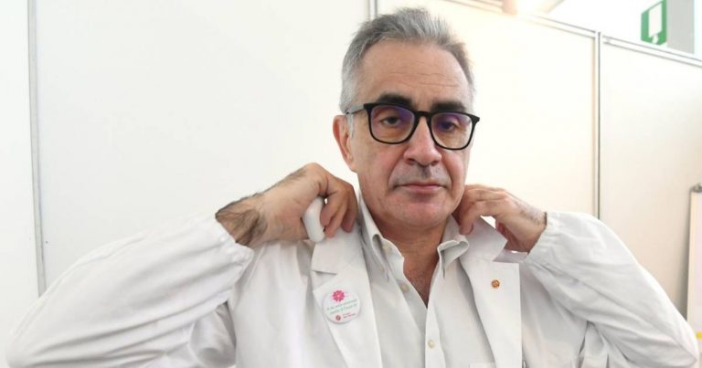 Variante Eris, il virologo Fabrizio Pregliasco avverte sui sintomi: “L’unico modo per distinguerli…”