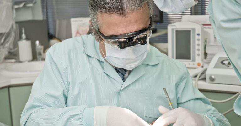 Mal di denti, rimedi e cause: ecco quando rivolgersi al proprio medico