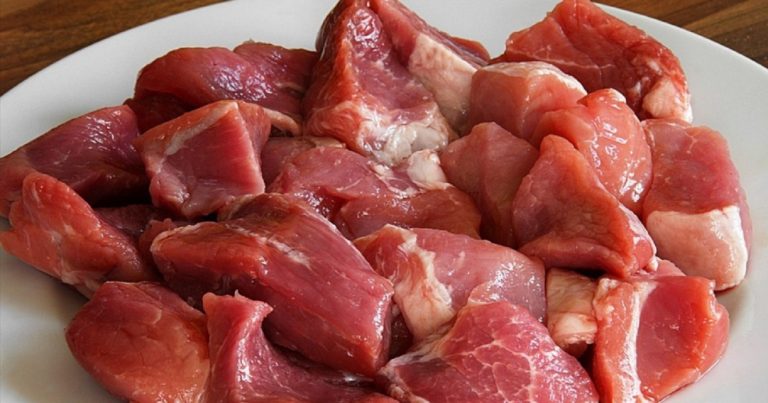 Carne artificiale coltivata in laboratorio: presto potrebbe prendere il posto della carne naturale