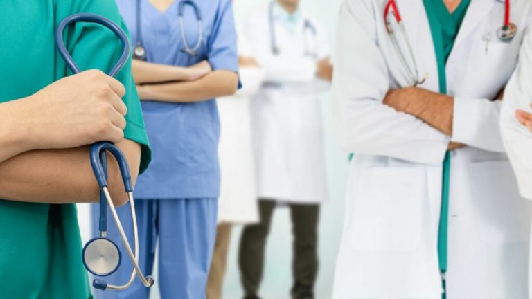 Sanità nel caos dopo l’annuncio del taglio alle pensioni di medici e infermieri: si rischia lo svuotamento dei reparti Sanità nel caos dopo l’annuncio del taglio alle pensioni di medici e infermieri: si rischia lo svuotamento dei reparti