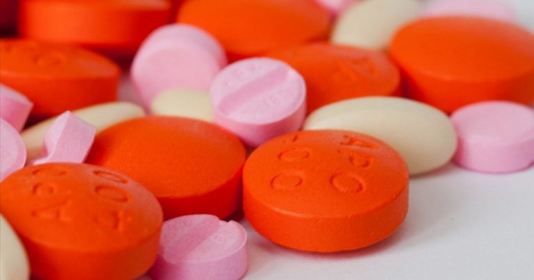 Mischiare caffè e antibiotici potrebbe ridurre l’assorbimento del farmaco: ecco cosa si è scoperto Mischiare caffè e antibiotici potrebbe ridurre l’assorbimento del farmaco: ecco cosa si è scoperto