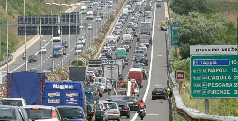 Maxi tamponamento in autostrada in Italia, ci sono feriti, lunghe code e traffico deviato. Il video