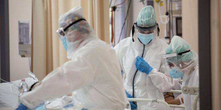 Covid, i medici lanciano l’allarme sulla nuova variante: «E’ in grado di scatenare una pandemia di insufficienza cardiaca» Covid, i medici lanciano l’allarme sulla nuova variante: «E’ in grado di scatenare una pandemia di insufficienza cardiaca»