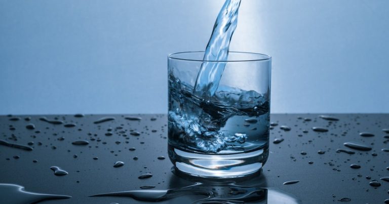 Ecco quanta acqua bisogna bere al giorno per vivere bene e in salute