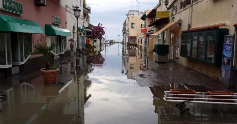 Frana a Ischia, il geologo lancia l’allarme: “C’è il rischio concreto…”