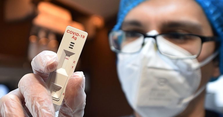Covid, mortalità in aumento, l’appello dei medici agli italiani: “Evitate baci e abbracci con…” Covid, mortalità in aumento, l’appello dei medici agli italiani: “Evitate baci e abbracci con…”