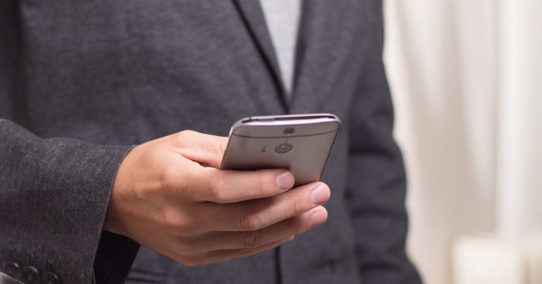 Il prof. Barbanti mette in guardia: ‘Non guardate lo smartphone appena svegli. Le conseguenze..’